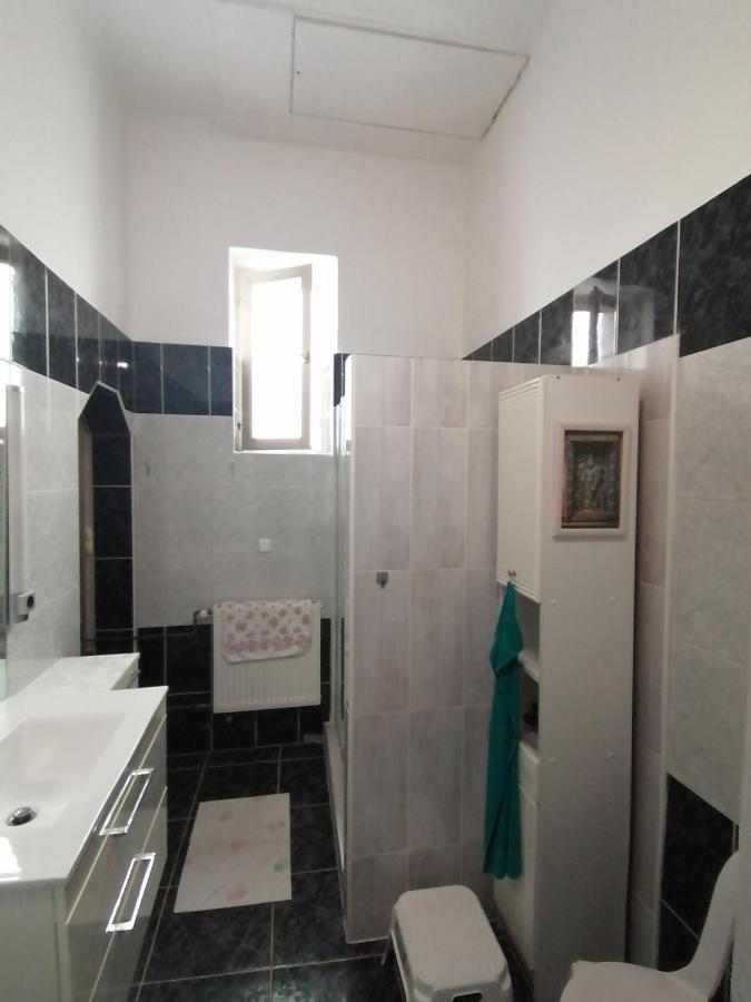 Anna Vendeghaz Apartment *